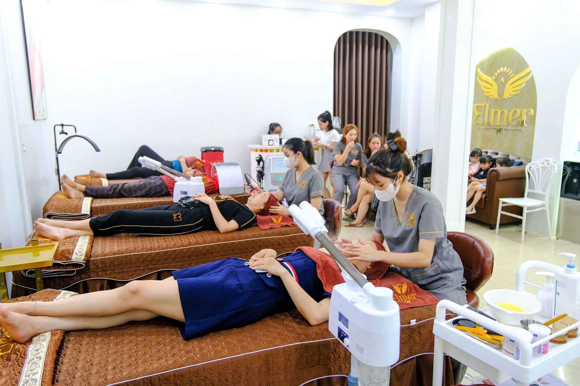 Cam kết đồng hành khi chăm sóc nâng cơ, trẻ hóa làn da tại Elmer Quyên Nguyễn