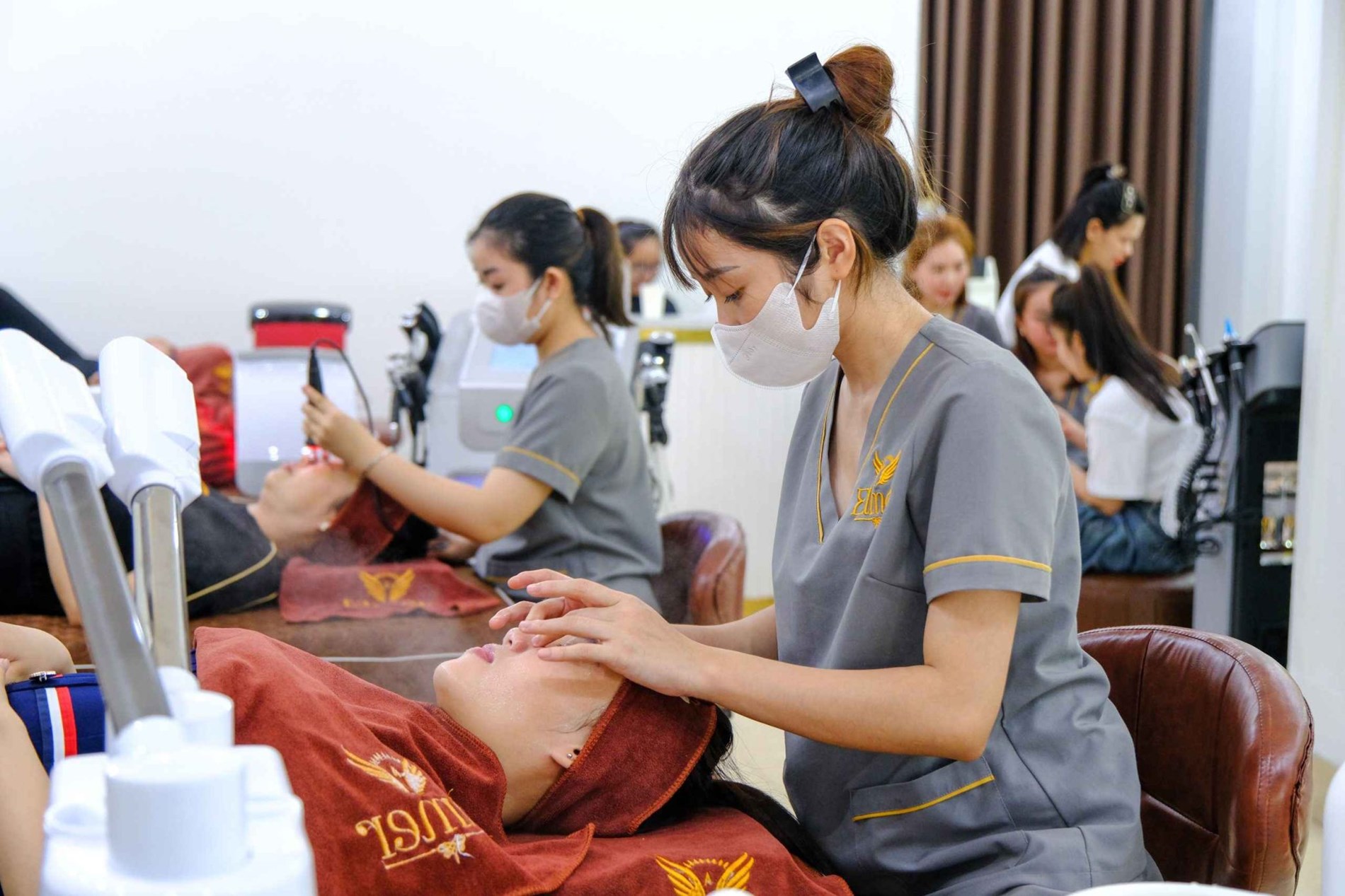 Cam kết đồng hành khi thực hiện chăm sóc da chuyên sâu tại Elmer Quyên Nguyễn